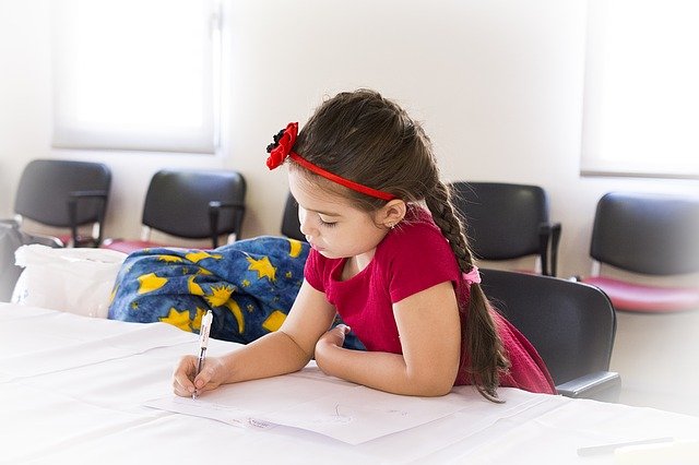 Niña estudiando