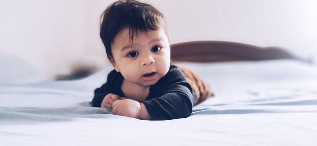Niño reptando