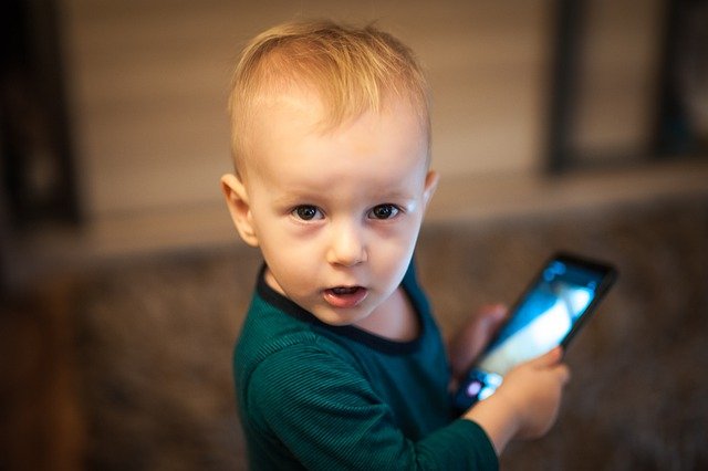 Niño usando móvil