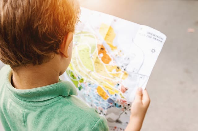 Niño viendo un mapa